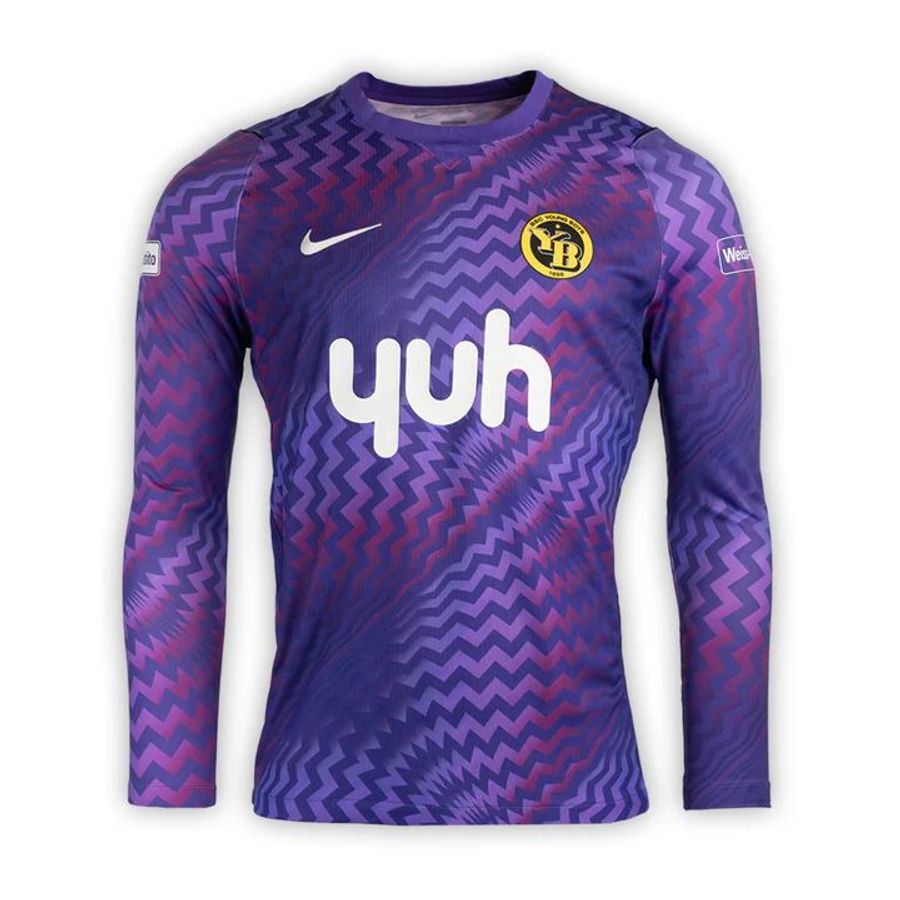 Zuhause trägt der Torhüter bei YB künftig dieses augenfällige Trikot.