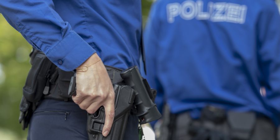 Zwei Personen wurden mit Schnitt- und Stichverletzungen ins Spital gebracht. (Symbolbild)