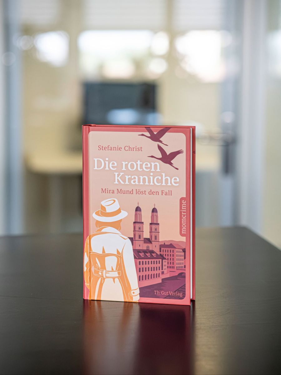 «Die roten Kraniche» ist der Krimi-Erstling von Stefanie Christ.