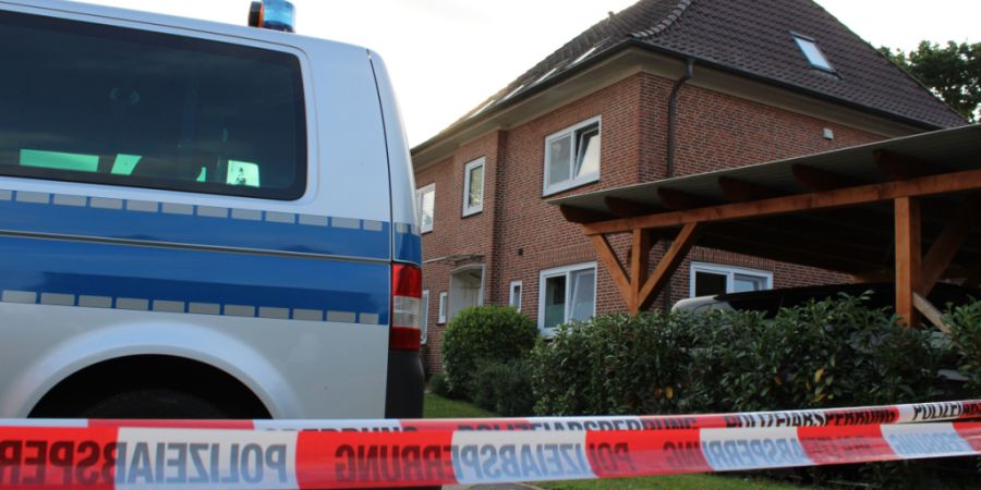 Ein Polizeiauto steht nahe einem Gebäude einer Jugendeinrichtung. In der Einrichtung waren gestern mehrere Menschen durch Schüsse gestorben. Foto: Kai Moorschlatt/dpa