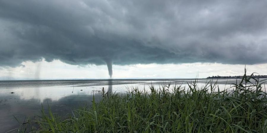 Eine Wasserhose hat sich über dem Bodensee gebildet. Foto: Kraus/swd-medien/dpa