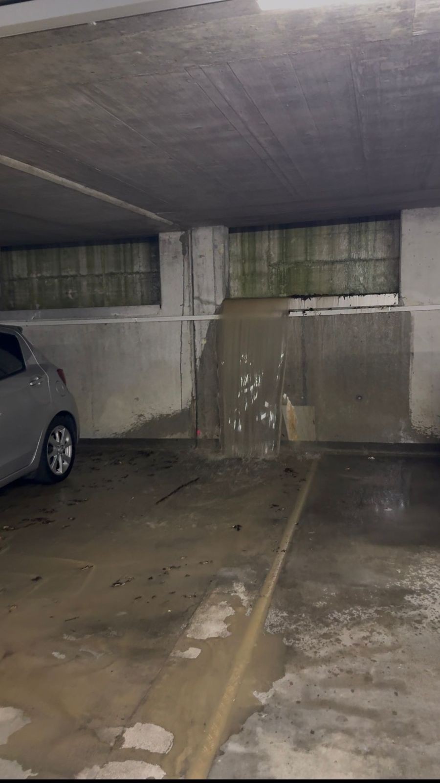 Der viele Regen sorgte dafür, dass die Tiefgarage regelrecht geflutet wurde.