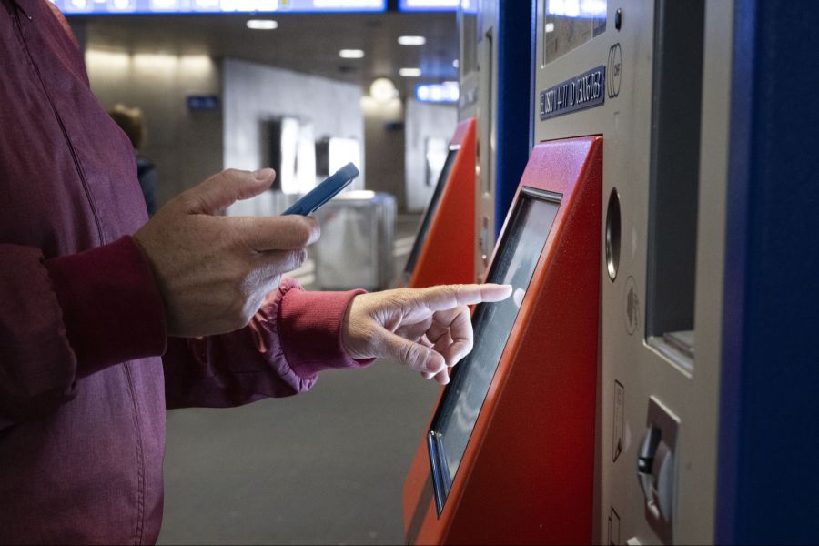 Neue Automaten sollen künftig das Ticket auf den Swisspass, das Handy oder eine Karte mit Mikrochip laden.