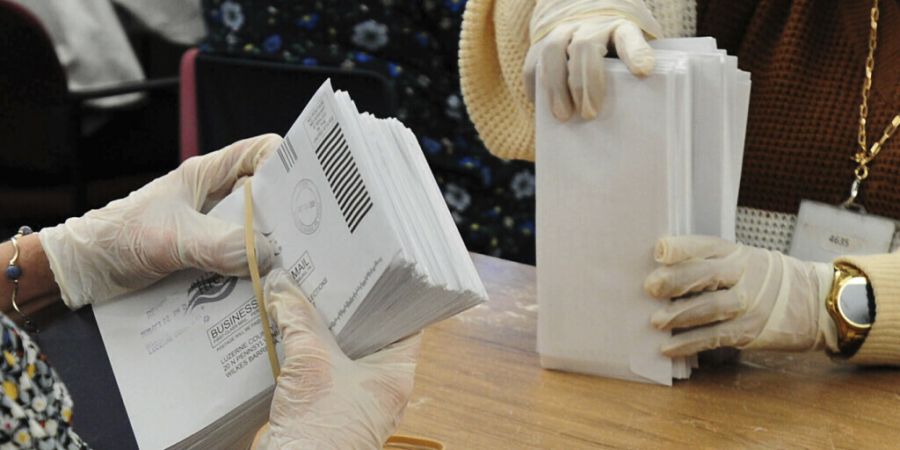 ARCHIV - Beamte des Luzern County zählen in einem Gerichtssaal im Penn-Place-Gebäude Stimmzettel von der Briefwahl. Foto: Mark Moran/The Citizens' Voice/AP/dpa - ACHTUNG: Nur zur reda...
