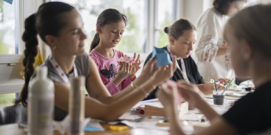 Im «Red Cross Summer Camp» können die Kinder aus der Ukraine ungestört spielen und basteln.