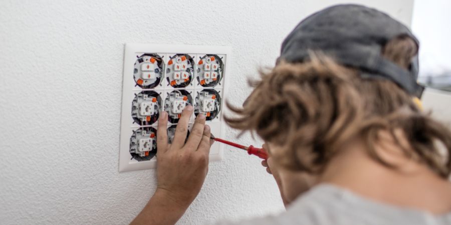 Die Lehre als Elektroinstallateurin oder -installateur gehört in den Kantonen Obwalden und Nidwalden weiterhin zu den beliebtesten Berufsausbildungen. (Archivaufnahme)