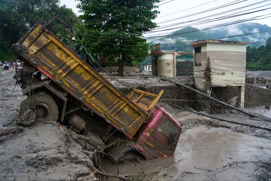 Ein Fahrzeug ist am Donnerstag, dem 27. August 2026, nach Sturzfluten in Devighat im Distrikt Nuwakot in Nepal zu sehen.