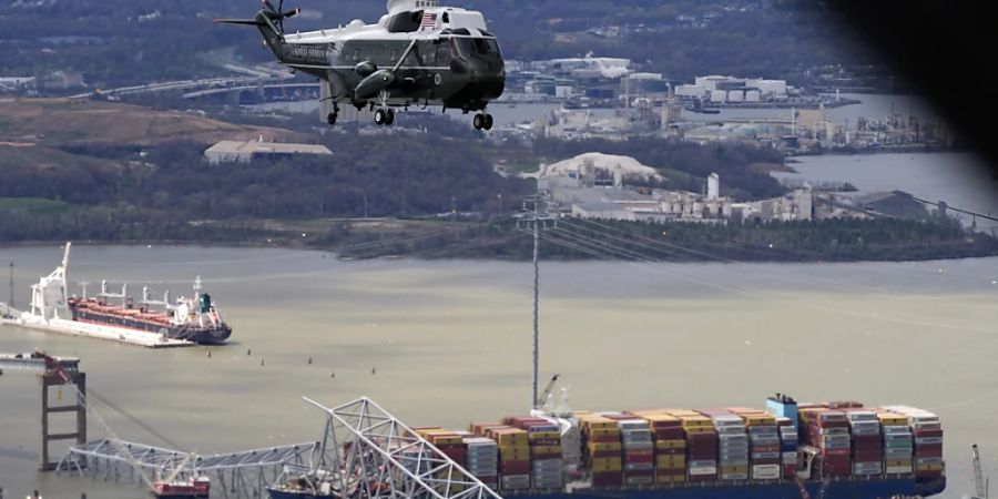 dpatopbilder - Präsident Biden, an Bord von Marine One, macht einen Rundflug über die eingestürzte Francis Scott Key Bridge. Foto: Manuel Balce Ceneta/AP/dpa