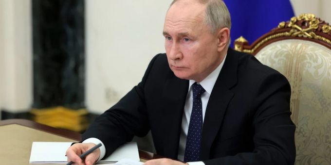 Der russische Präsident Wladimir Putin stellt seine ehemalige Studienkollegin als Oberste Richterin ein. putin studienkollegin richterin