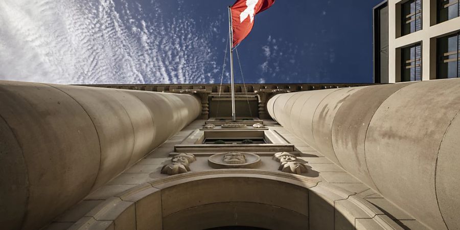 Im Nachgang zum Aus der Credit Suisse (CS) kommt das Finanzdepartement zum Schluss, dass eine Rückforderung der Boni ehemaliger Führungskräfte aufgrund der rechtlichen Lage kaum Erfolg haben würde. (Archivbild)