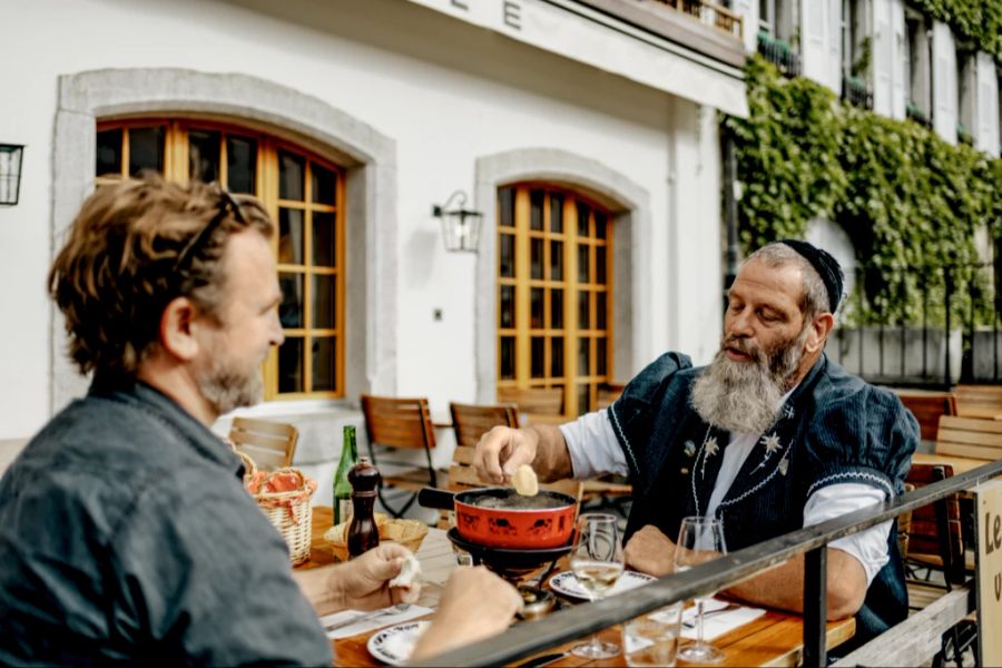 Männer essen Fondue