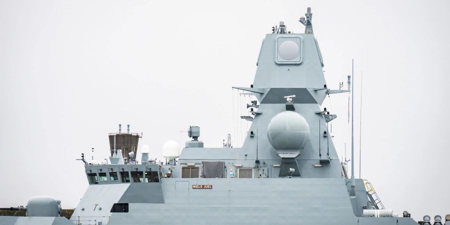 Eine Rakete auf einem Militärschiff in Dänemark hat zu Sperrungen im Luft- und Seeverkehr geführt.