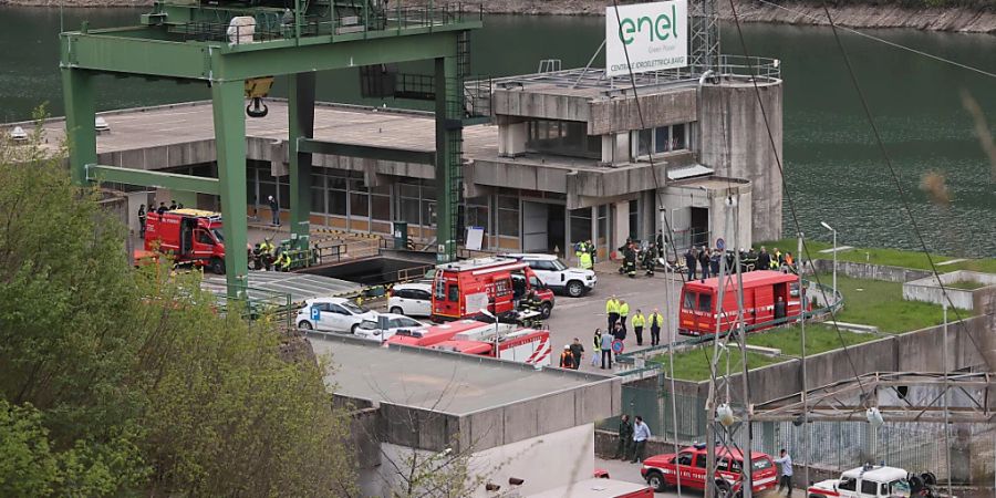 dpatopbilder - Die Feuerwehr sichert den Ort der Explosion an einem Wasserkraftwerk am Stausee von Suviana ab. Foto: Michele Nucci/LaPresse via ZUMA Press/dpa