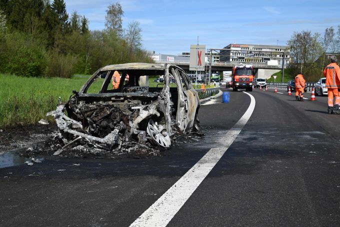 Während der Löscharbeiten kam es zu Verkehrsbehinderungen. Löscharbeiten A1