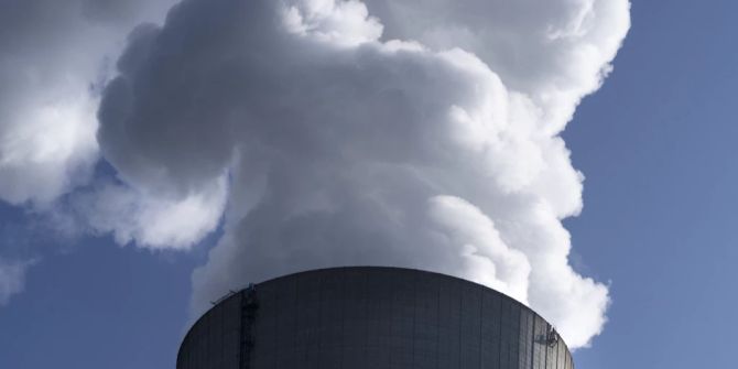 Atomreaktor Atomkraftwerk Schornstein Dampf
