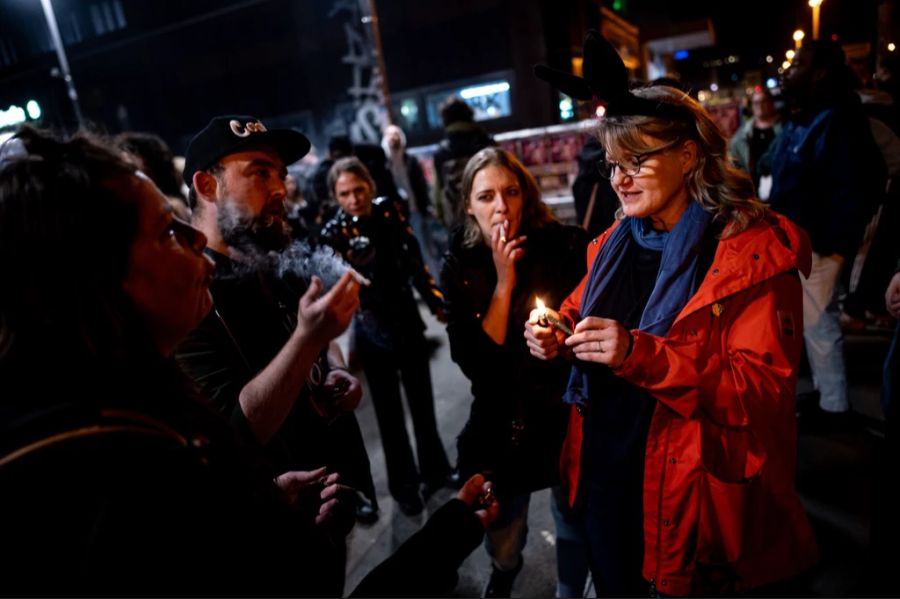 In Berlin versammelten sich hunderte Kiffer um die Legalisierung um Mitternacht zu feiern.