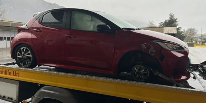 Schattdorf UR: Personenwagen kollidiert seitlich mit Betonleitplanke. Schattdorf UR