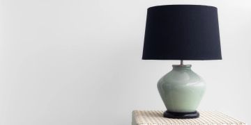 Moderne Lampe mit dunklem Schirm