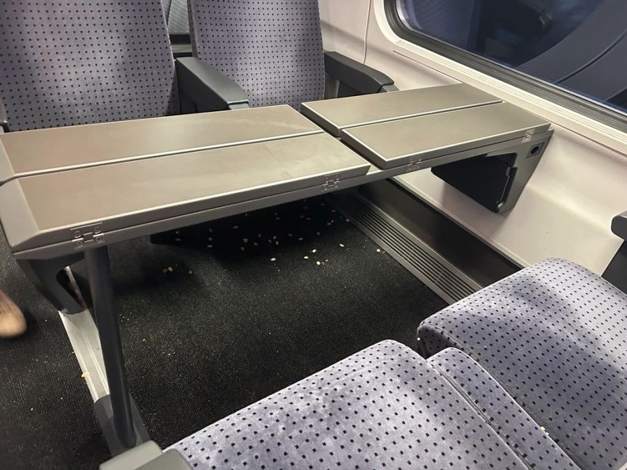 Ein Pendler hat in einem Ersten-Klasse-Wagen der SBB eine Aufgabe für das Reinigungspersonal hinterlassen ...