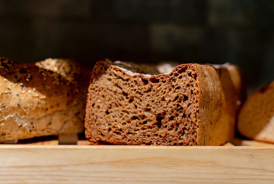 Vollkornbrot auf Holzregal.