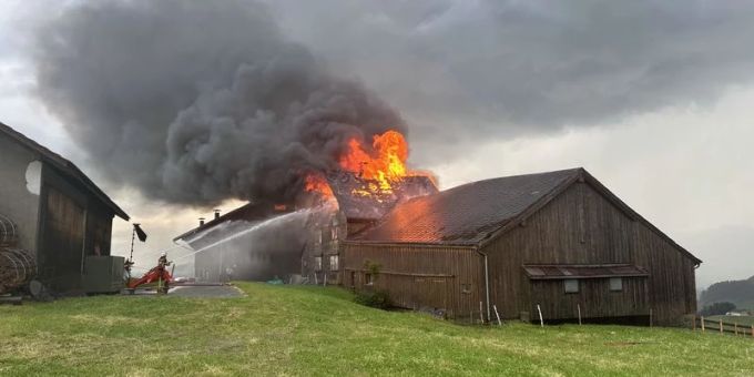 Hundwil: Brand eines Bauernhauses. Brand eines Bauernhauses.