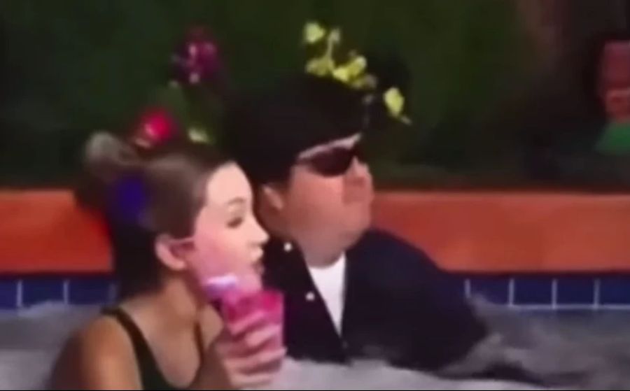 Diese Szene aus der «The Amanda Show» sorgt für Aufsehen. Dan Schneider sitzt neben der damals minderjährigen Amanda Bynes im Whirlpool.