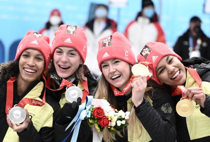 Alexandra Burghardt (2. v. li.) feierte vor Olympia 2024 schon vor zwei Jahren in Peking eine Olympia-Medaille. Alexandra Burghardt Olympia 2024