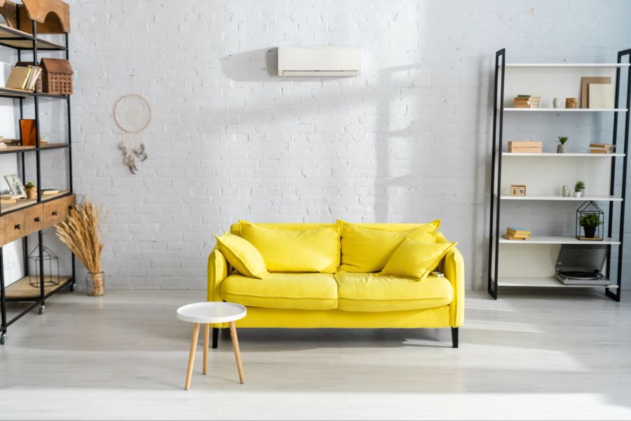 gelbes sofa in weissem raum