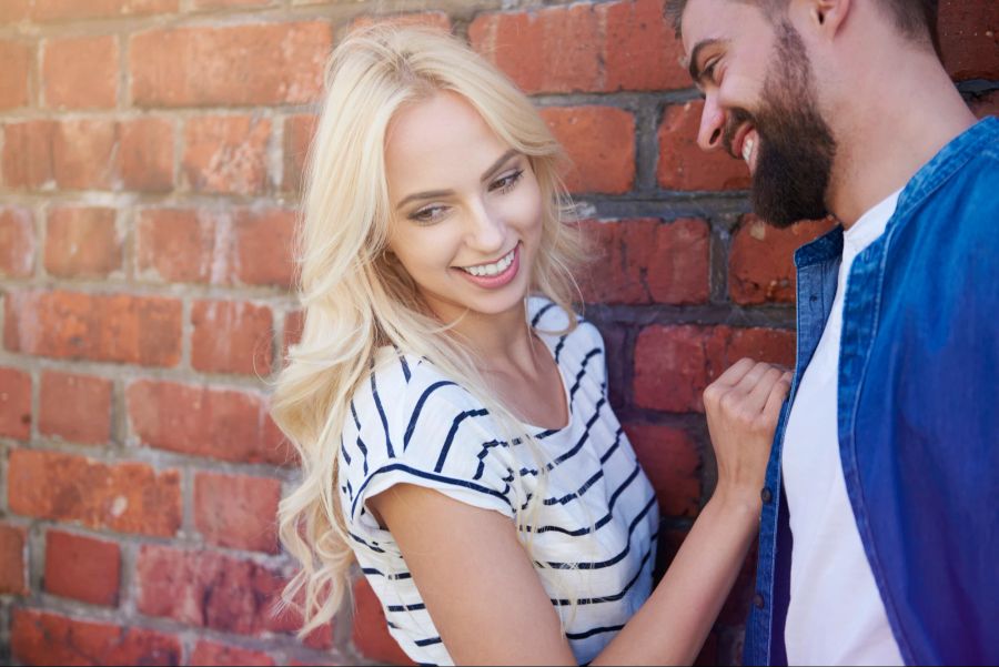 Frau flirtet mit Mann