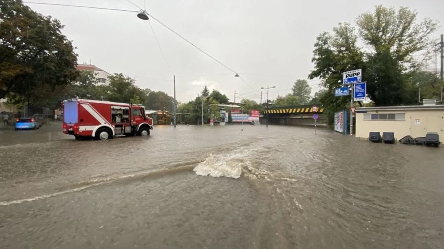 ... Strassen wurden überschwemmt ...