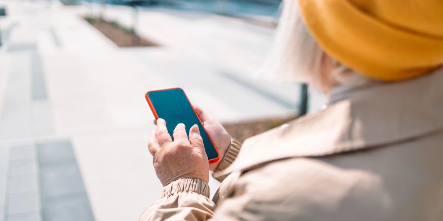 Frau mit Smartphone