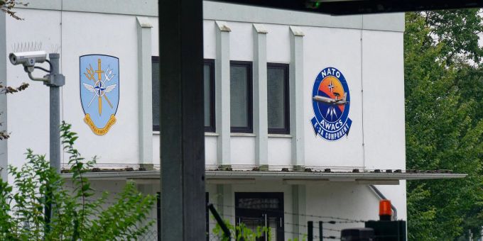 Wegen einer möglichen Bedrohung wurden alle Mitarbeiter, die nicht für den Einsatz benötigt werden, von der Nato-Base in Geilenkirchen nach Hause geschickt (Archivbild). nato