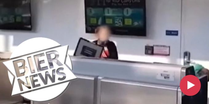 Flug verpasst - Frust! Frau wirft am Flughafen Bildschirme und Handy