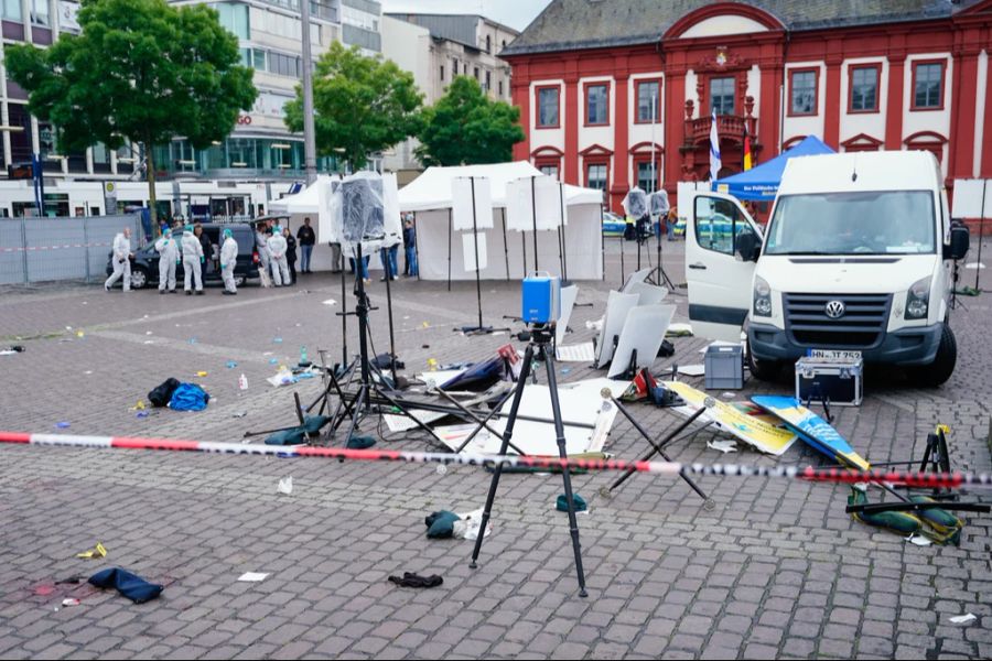 Auf dem Marktplatz in Mannheim (D) kam es am Freitag zu einem Messerangriff, bei welchem ein Polizist tödlich verletzt wurde.
