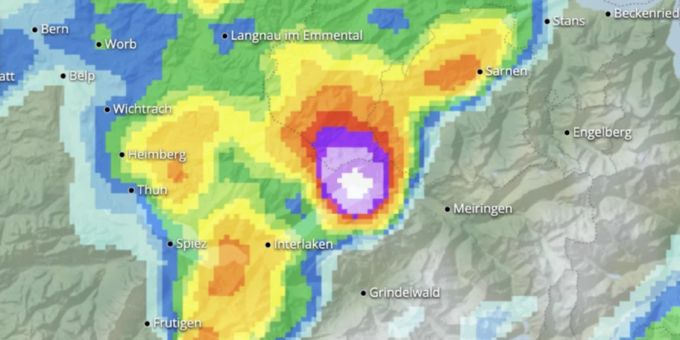 Am Sonntagabend braute sich im Berner Oberland eine heftige Gewitterzelle zusammen. geiwtter