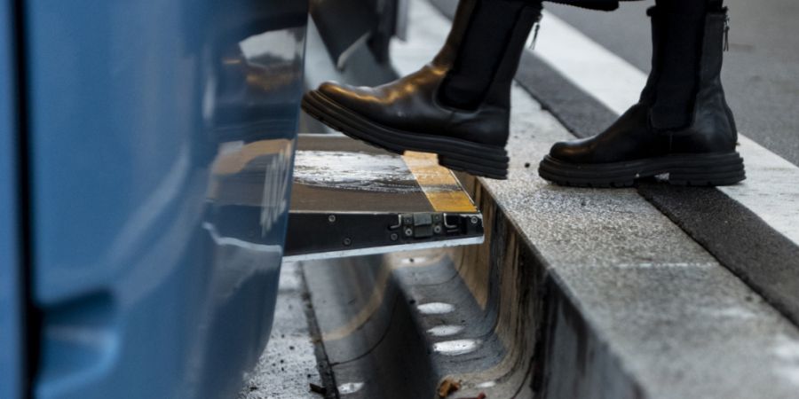 Die Umsetzung der Volksinitiative «VBZ-Abo für 365 Franken» dürfte bis zu 195 Millionen Franken pro Jahr kosten. Der Stadtrat will die Rabatte deshalb kürzen können, wenn es der Sta...