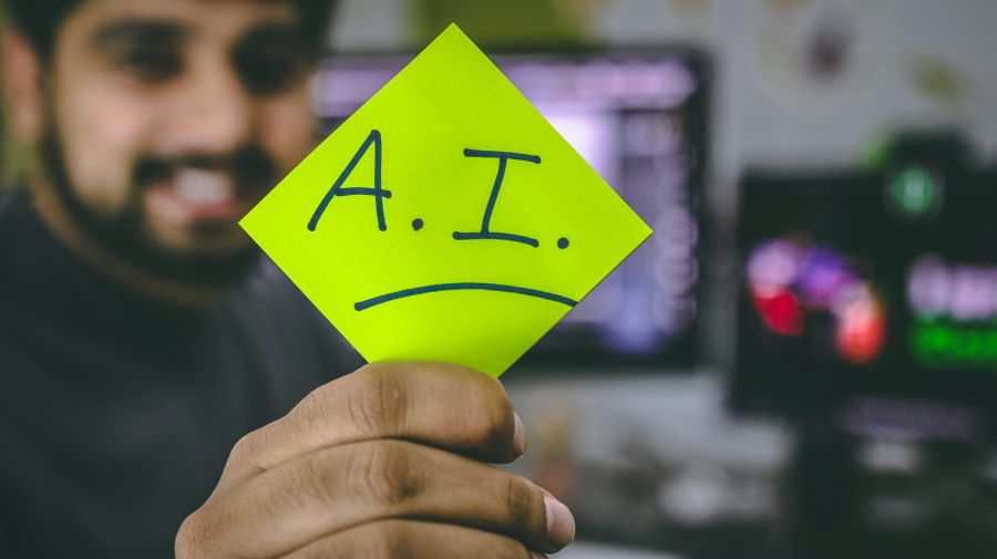 Da KI im Grunde nichts mit eigentlicher Intelligenz zu tun habe, gebe es ohnehin Bestrebungen, den Ausdruck neu zu denken, sagt Kommunikationsexperte Stefan Häseli.