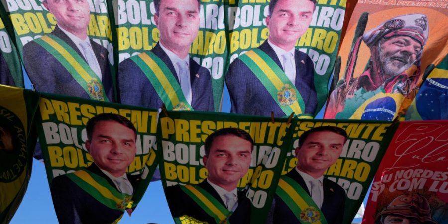 ARCHIV - Ein Straßenhändler verkauft Wahlkampf-Fahnen der Präsidentschaftskandidaten Bolsonaro und des amtierenden Präsidenten Lula da Silva, der sich um eine Wiederwahl bewirbt. Fo...