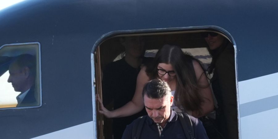 dpatopbilder - Flávio Bolsonaro (vorne) kommt am Miami-Opa Locka Executive Airport an. Vor zwei Tagen hatte er die Präsidentschaftswahl in Brasilien verloren. Foto: Marta Lavandier/AP/dpa
