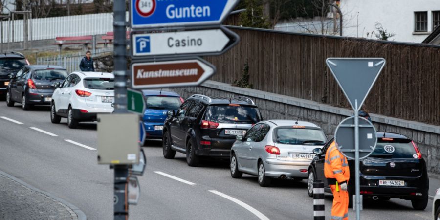 Die Bevölkerung der Region Thun kann sich in einer Umfrage zu den langfristigen Plänen für einen neuen Umfahrungstunnel äussern. (Archivbild)