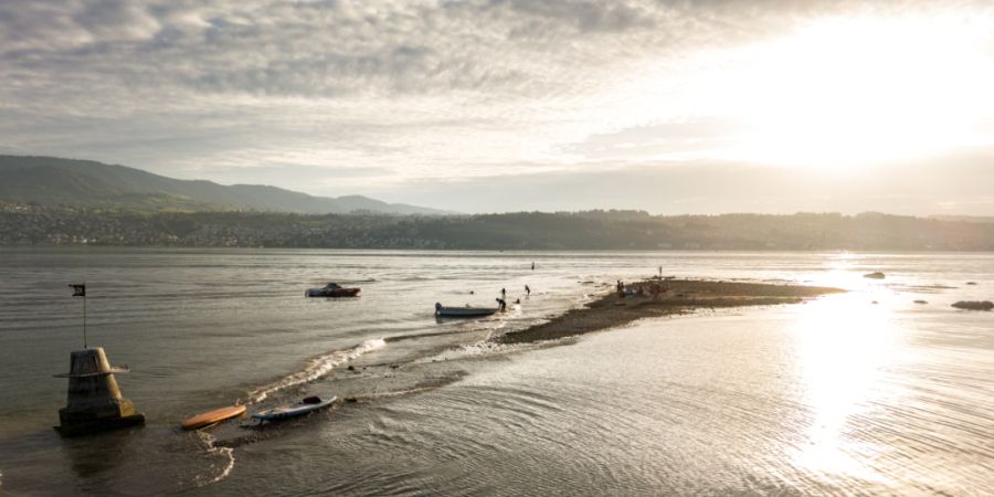 Die anhaltende Trockenheit hat einen historisch tiefen Wasserstand des Zürichsees zur Folge. Erstmals seit über 74 Jahren kommt die Untiefe vor Stäfa wieder als Insel zum Vorschein.