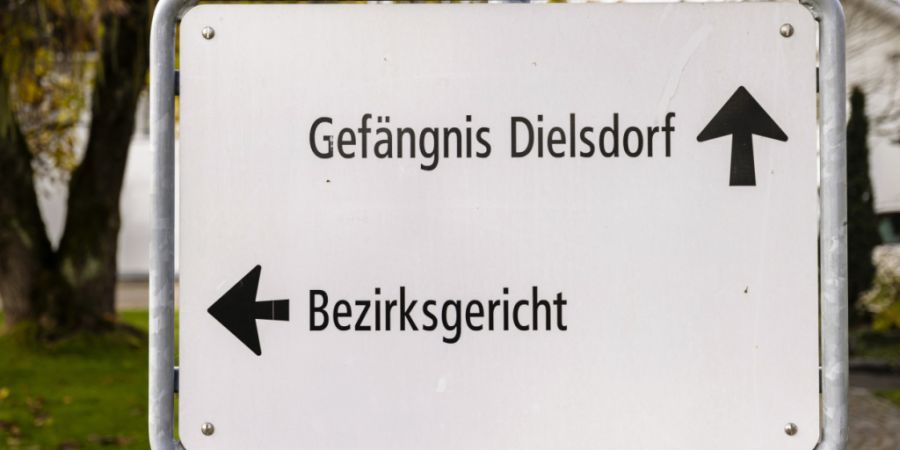 Das Bezirksgericht Dielsdorf schickt einen 51-Jährigen wegen versuchten Mordes ins Gefängnis. (Archivbild)