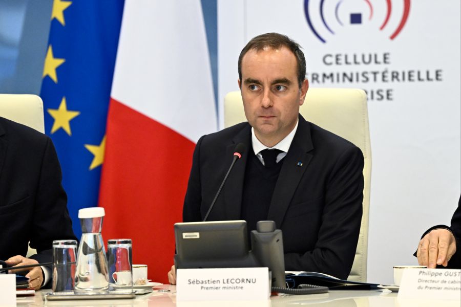 Innenminister Sébastien Lecornu hat als Massnahme inzwischen eine begrenzte Ausgangssperre verhängt.