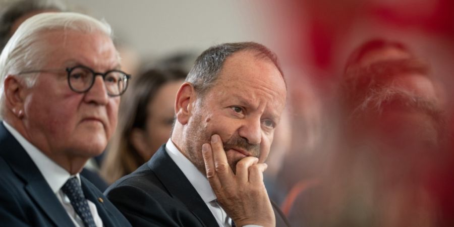 dpatopbilder - Frank-Walter Steinmeier (l), Bundespräsident, und Preisträger des Friedenspreises des Deutschen Buchhandels, Philippe Sands, nehmen an der Preisverleihung teil..Traditi...