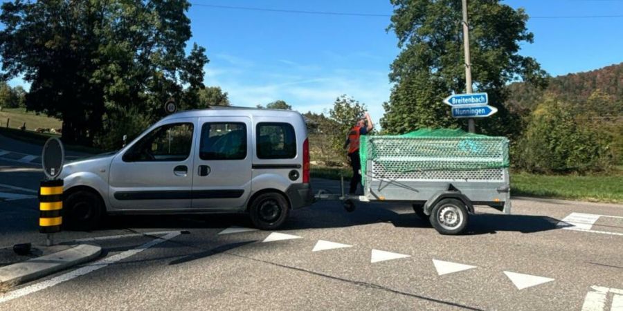 Bei der Kollision mit diesem Auto ist ein 71-jähriger Velofahrer in Meltingen SO schwer verletzt worden.