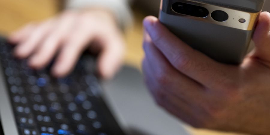 Die Kantonspolizei ist in monatelangen Ermittlungen Online-Betrügern auf die Schliche gekommen. Viele davon sind minderjährig. (Symbolbild)