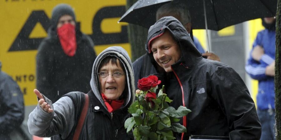 Andrea Stauffachers (links im Bild) Auftritte vor Gericht werden stets von Sympathisanten aus der linksextremen Szene begleitet. Wie im Bild vor dem Bundesstrafgericht in Bellinzona 201...
