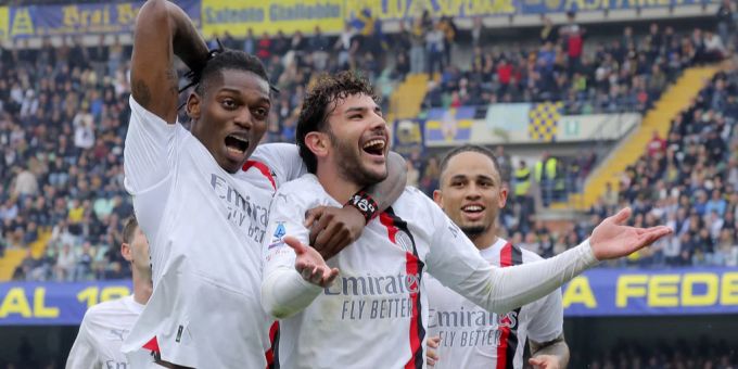 Wechselt Theo Hernandez (MItte) zu Bayern München? Derzeit spielt er bei Milan mit Rafael Leão (links) und Noah Okafor (rechts). Bayern München