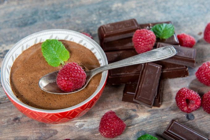 Mousse au Chocolat ist ein klassisches französisches Dessert aus dunkler Schokolade, Eiern, Zucker und Butter. Schokolade