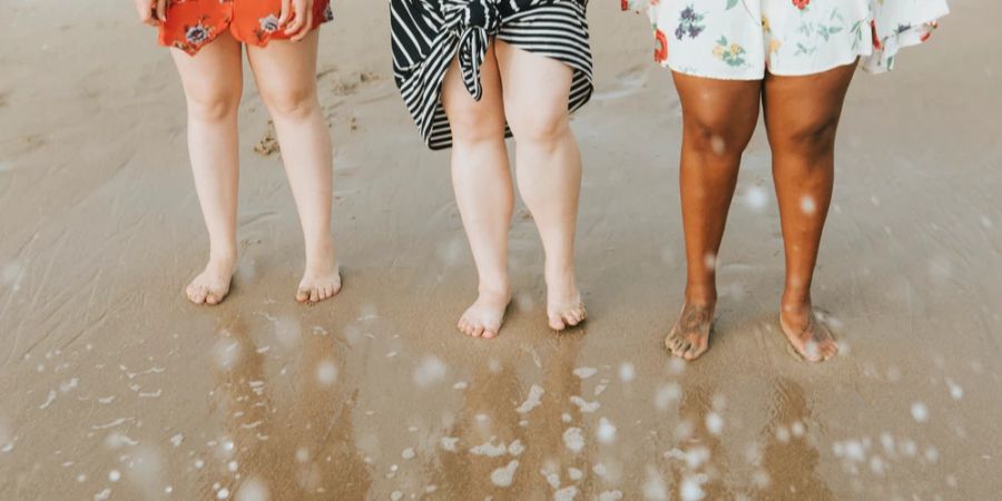 Frauen Strand Meer nackte Beine